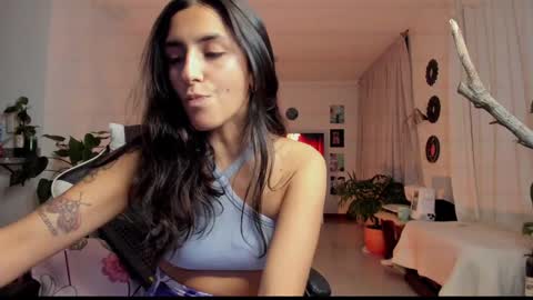 Snapshot of hera_069 chatting on 01/18/25, 02:25 Hello I am Valentina independent Colombian model I love sensuality and pleasure welcome online show from 01/18/25, 02:25