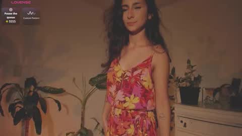 Snapshot of hera_069 chatting on 09/18/25, 02:35 Hello I am Valentina independent Colombian model I love sensuality and pleasure welcome online show from 09/18/25, 02:35