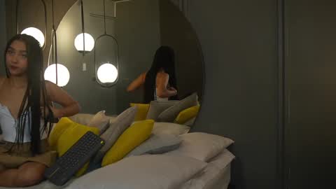 Snapshot of hermionescott chatting on 02/06/25, 01:43 Hermione Scott online show from 02/06/25, 01:43