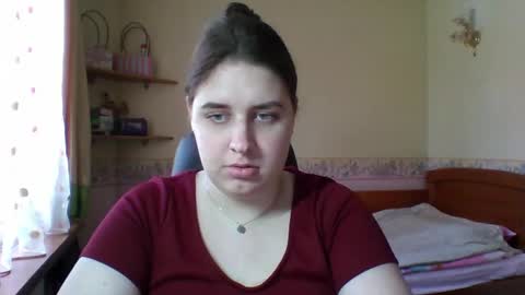 hess_luna_ online show from 04/23/26, 09:08