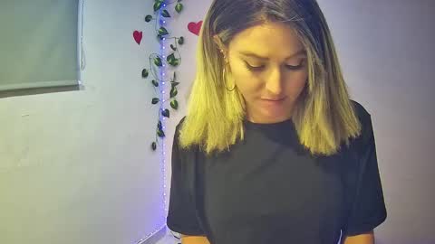 Snapshot of hestesiaxx chatting on 12/28/24, 02:01 Hestesiaxx online show from 12/28/24, 02:01