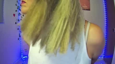 Snapshot of hestesiaxx chatting on 03/05/25, 01:42 Hestesiaxx online show from 03/05/25, 01:42