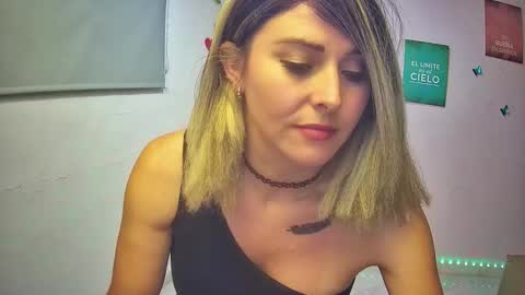 Snapshot of hestesiaxx chatting on 11/18/25, 01:44 Hestesiaxx online show from 11/18/25, 01:44