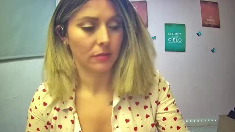 Snapshot of hestesiaxx chatting on 11/22/25, 01:04 Hestesiaxx online show from 11/22/25, 01:04