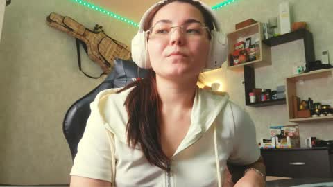 Snapshot of hettiehockenbrock chatting on 05/25/26, 09:48 Bella online show from 05/25/26, 09:48