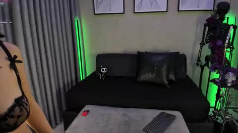 Snapshot of hexavelle chatting on 10/17/25, 08:22 HEXAVELLE online show from 10/17/25, 08:22