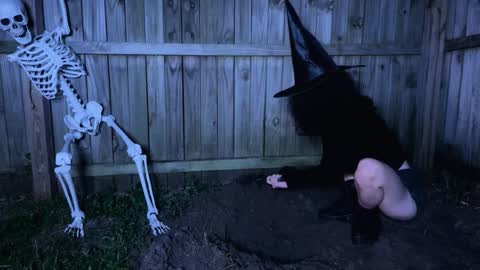 salem online show from 10/29/25, 02:58