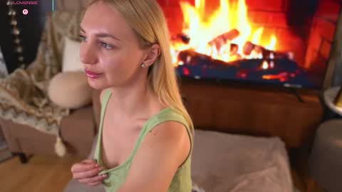 Snapshot of hey_becky chatting on 02/23/26, 08:12 Becky online show from 02/23/26, 08:12