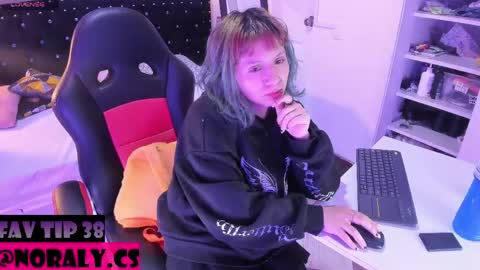 Snapshot of hey_noraly chatting on 05/31/26, 04:20 Noraly online show from 05/31/26, 04:20