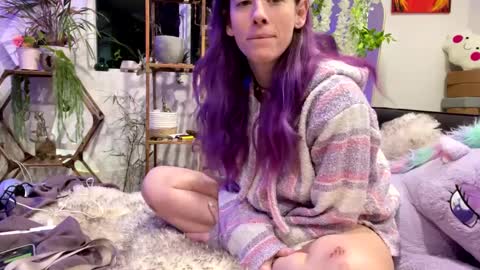 Snapshot of heynicole01 chatting on 01/19/25, 05:48 FlexieFae online show from 01/19/25, 05:48
