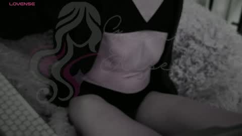 Snapshot of heyyythanks chatting on 12/14/25, 03:28 Gwen Elise online show from 12/14/25, 03:28