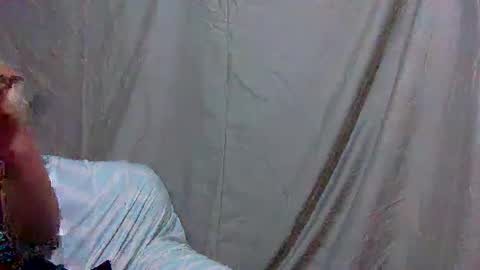 hi_there99 online show from 10/13/25, 12:27