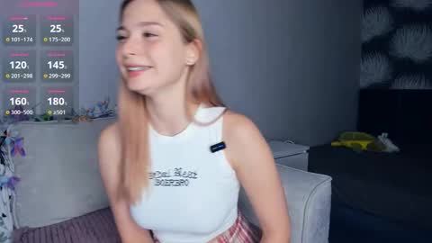 Snapshot of hidden_charm chatting on 10/06/25, 04:15 Elizabeth online show from 10/06/25, 04:15