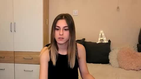 Snapshot of hidden_gem__ chatting on 10/18/25, 03:02 Ana online show from 10/18/25, 03:02