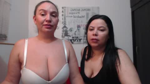 Snapshot of hidden_tinna chatting on 08/06/26, 10:39 Tinna online show from 08/06/26, 10:39
