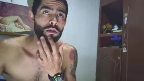 Snapshot of hideonbush051 chatting on 10/23/25, 01:49 hideonbush online show from 10/23/25, 01:49