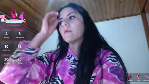 hilaril18 online show from 12/16/25, 12:37