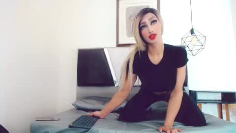 Snapshot of hilary_avilan chatting on 01/03/25, 07:39 Hilary Avilan online show from 01/03/25, 07:39