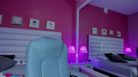 Snapshot of hilary_tailor chatting on 11/25/25, 10:59 hilary_tailor online show from 11/25/25, 10:59