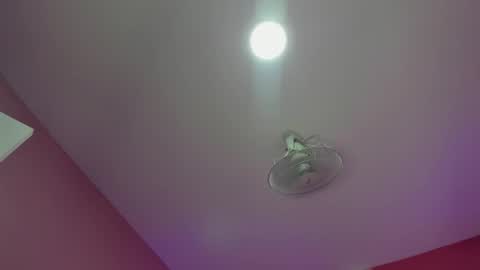 Snapshot of hilary_tailor chatting on 12/19/25, 11:17 hilary_tailor online show from 12/19/25, 11:17