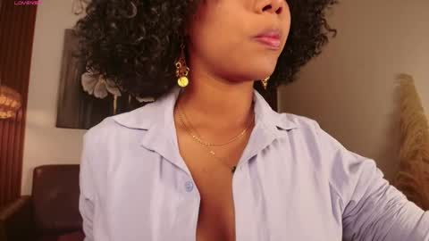 Snapshot of hilaryebony_ chatting on 05/20/26, 08:04 - 29p online show from 05/20/26, 08:04