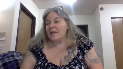 hippysnewhere online show from 04/29/26, 02:04