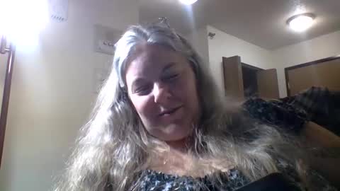 hippysnewhere online show from 05/09/26, 02:28