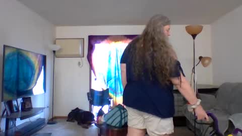 hippysnewhere online show from 05/18/26, 08:47