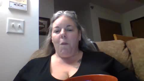 hippysnewhere online show from 06/03/26, 08:39