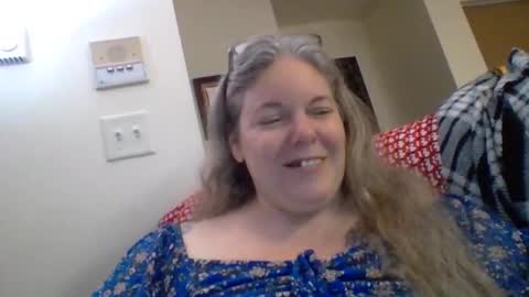 hippysnewhere online show from 06/05/26, 09:04