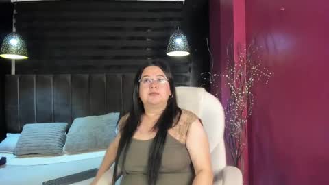 Snapshot of hirenne_ chatting on 10/18/25, 07:20 Hirenne online show from 10/18/25, 07:20