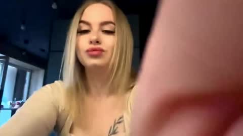 Mia online show from 04/19/26, 09:19