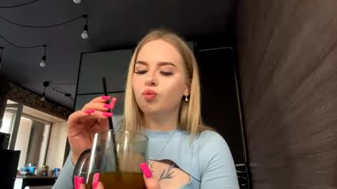 Mia online show from 04/22/26, 12:07
