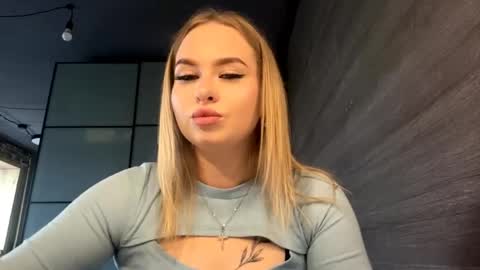 Mia online show from 05/13/26, 11:18