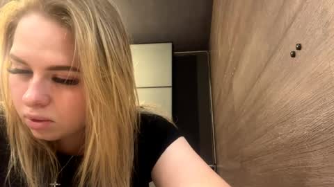 Mia online show from 05/15/26, 03:30