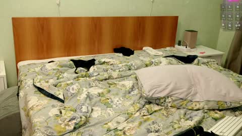 Snapshot of ho1yh01e chatting on 02/05/25, 09:18 Holly online show from 02/05/25, 09:18