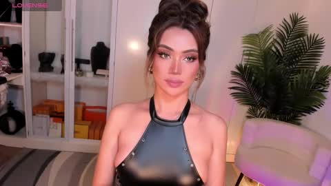 Snapshot of holee_laura chatting on 02/02/25, 10:17 Ms. Laura online show from 02/02/25, 10:17