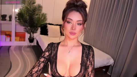 Snapshot of holee_laura chatting on 03/08/25, 05:54 Ms. Laura online show from 03/08/25, 05:54