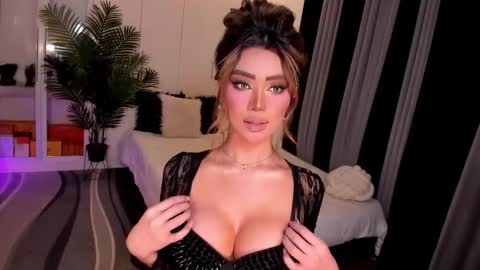 Snapshot of holee_laura chatting on 09/17/25, 03:08 Ms. Laura online show from 09/17/25, 03:08