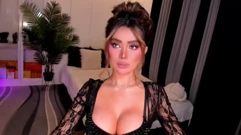Snapshot of holee_laura chatting on 09/18/25, 01:40 Ms. Laura online show from 09/18/25, 01:40