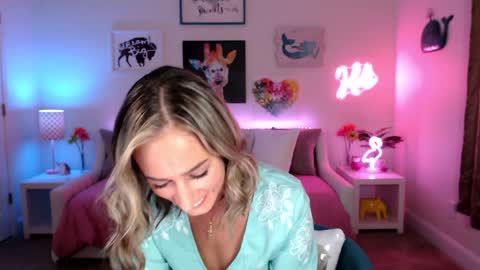 Holi Hurricane online show from 01/28/25, 03:47