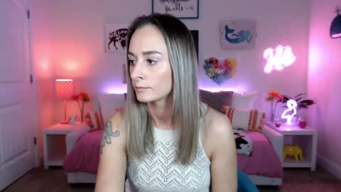 Holi Hurricane online show from 11/26/25, 03:29