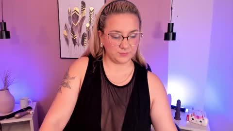 Hollie online show from 10/07/25, 12:02