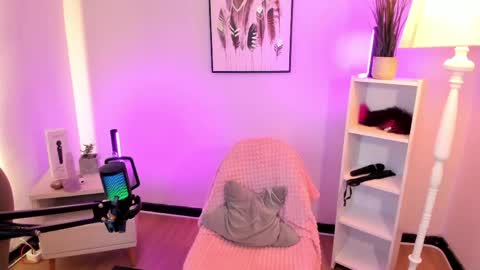 Hollie online show from 04/22/26, 12:07