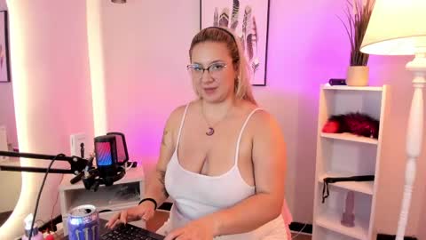 Hollie online show from 04/23/26, 12:29