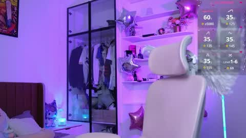 Snapshot of holliwould_ chatting on 05/27/26, 12:24 Holli online show from 05/27/26, 12:24