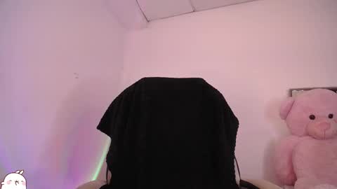 holly_16 online show from 10/30/25, 01:51