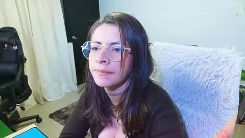 Snapshot of holly_and_honey_69 chatting on 02/05/25, 10:01 Holly and Honey online show from 02/05/25, 10:01