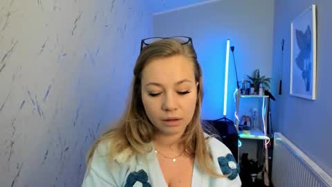 Holly online show from 09/30/25, 05:07