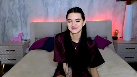 Snapshot of holly_beck chatting on 05/12/26, 12:41 Holly online show from 05/12/26, 12:41